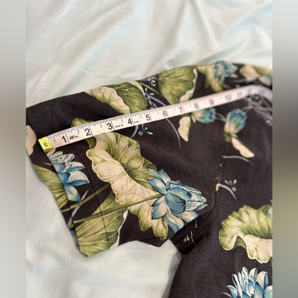 Tommy Bahama Size Large Silk Blend Blue Floral Hawaiian Shirt. Button Down. - Picture 5 of 11